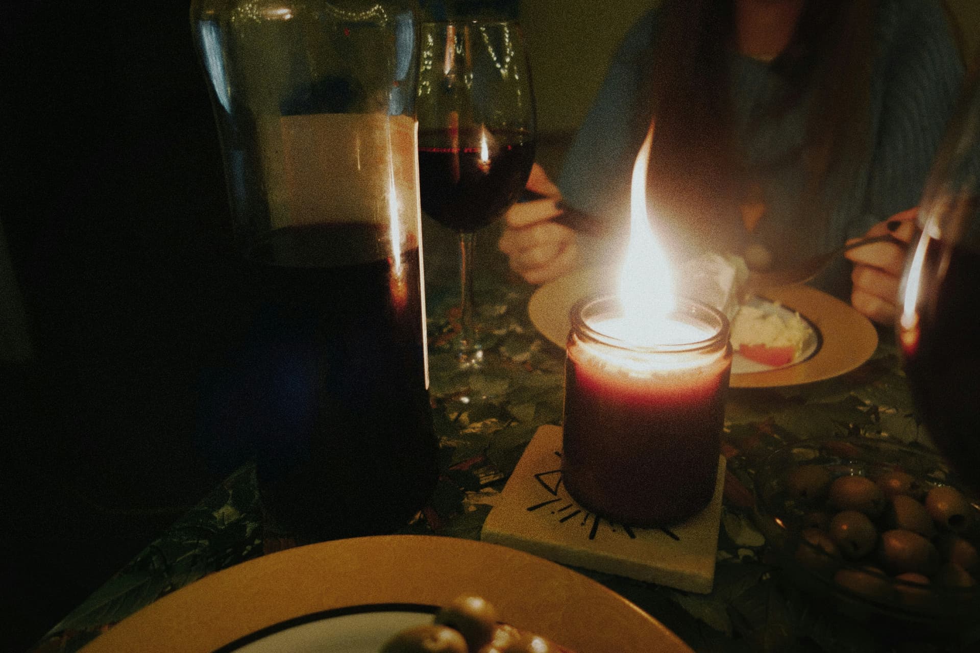 Warm glögg in mugs with candles and a cosy winter atmosphere